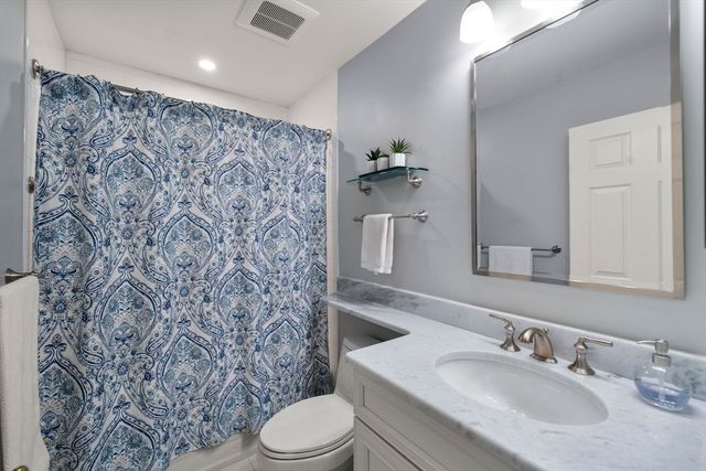 33 Breakwater Dr 33, Chelsea, MA 02150