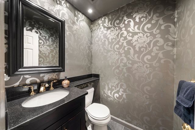 33 Breakwater Dr 33, Chelsea, MA 02150