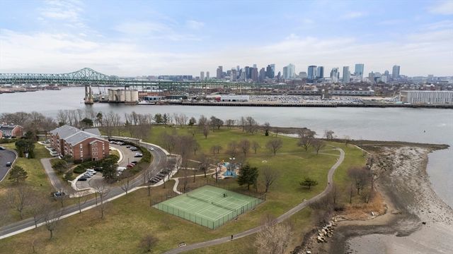 33 Breakwater Dr 33, Chelsea, MA 02150