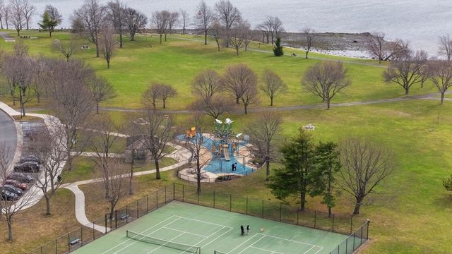 33 Breakwater Dr 33, Chelsea, MA 02150