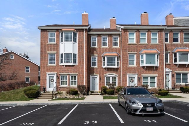 33 Breakwater Dr 33, Chelsea, MA 02150