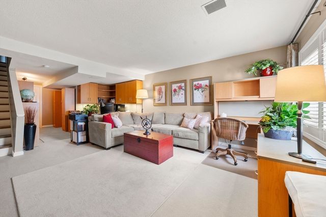 33 Breakwater Dr 33, Chelsea, MA 02150