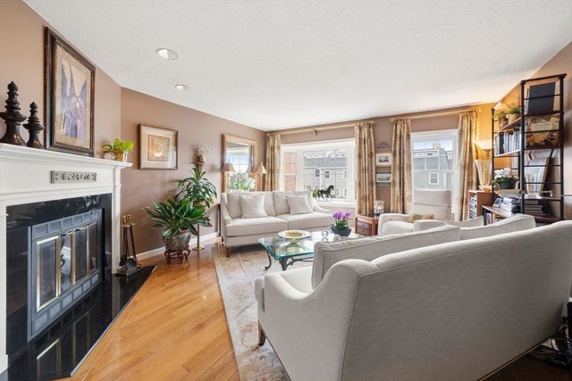 33 Breakwater Dr 33, Chelsea, MA 02150