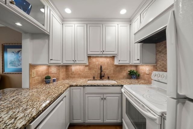 33 Breakwater Dr 33, Chelsea, MA 02150