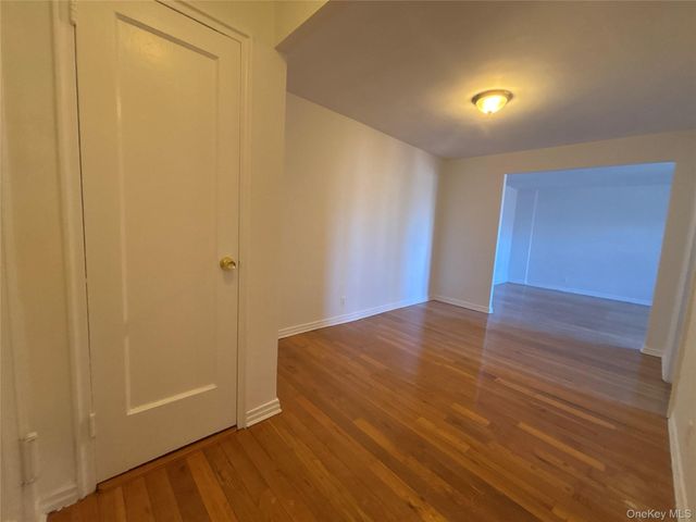 23 Schenck Avenue 2CE, Great Neck, NY 11021