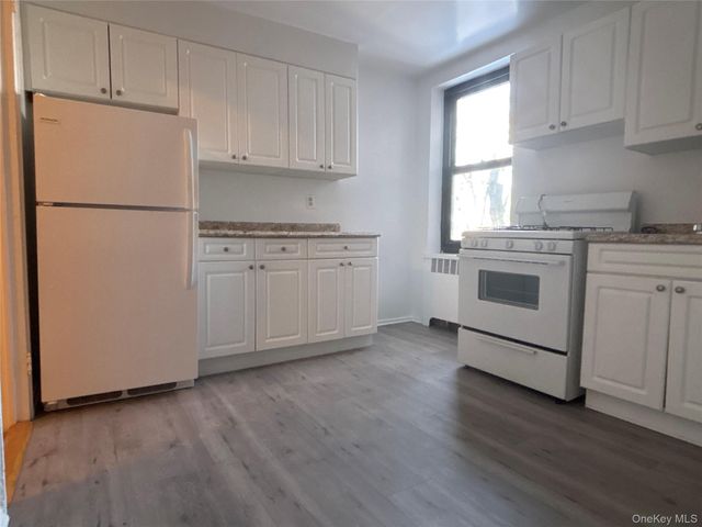 23 Schenck Avenue 2CE, Great Neck, NY 11021