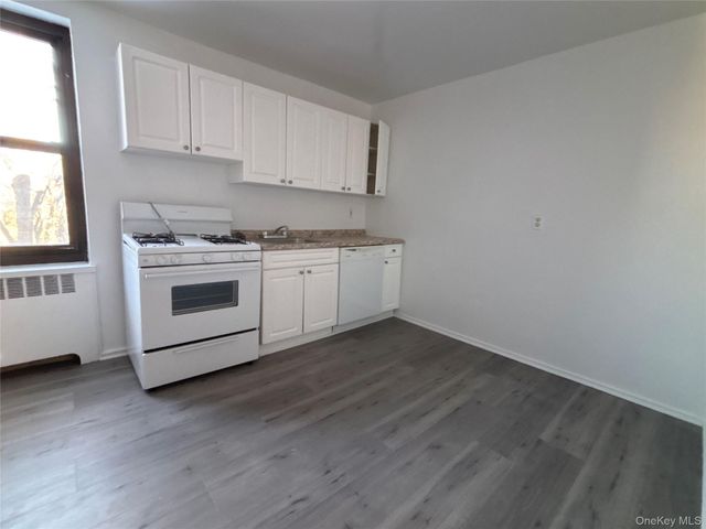 23 Schenck Avenue 2CE, Great Neck, NY 11021