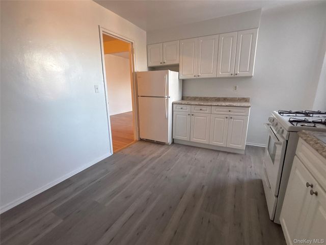 23 Schenck Avenue 2CE, Great Neck, NY 11021