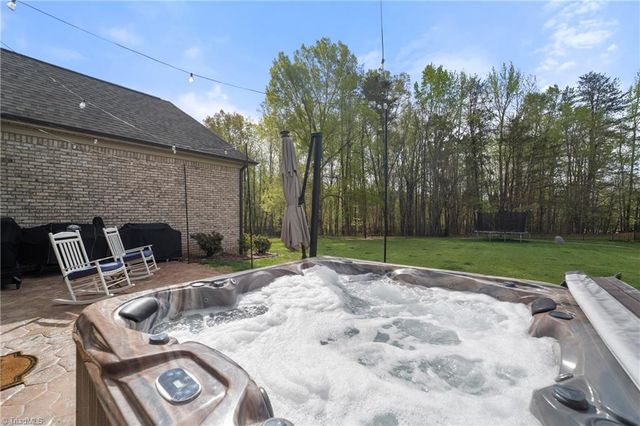 6641 Linville Ridge Drive, Oak Ridge, NC 27310