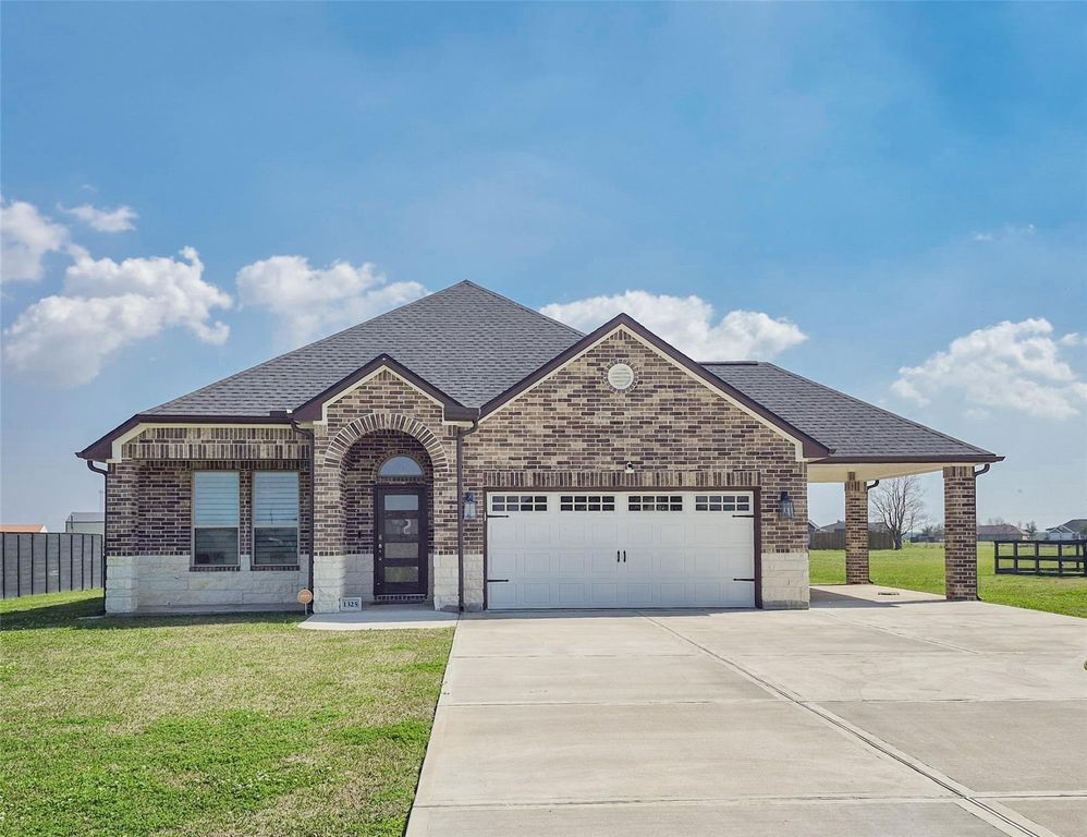 1325 Palomino Trail, Angleton, TX 77515