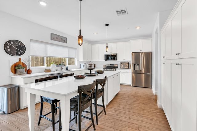 860 Blue Oak Lane W, Madera, CA 93636