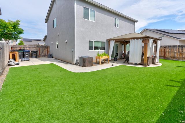 860 Blue Oak Lane W, Madera, CA 93636