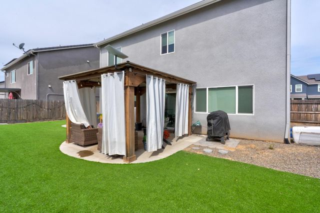 860 Blue Oak Lane W, Madera, CA 93636