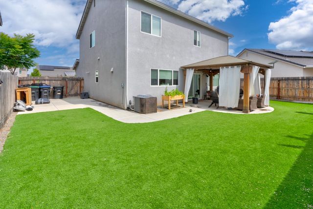 860 Blue Oak Lane W, Madera, CA 93636