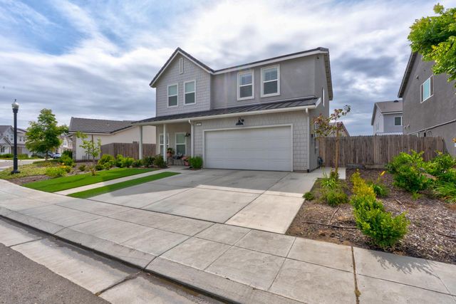 860 Blue Oak Lane W, Madera, CA 93636