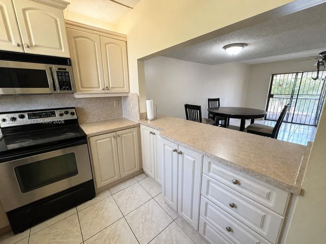 2260 W 53rd Pl 7, Hialeah, FL 33016