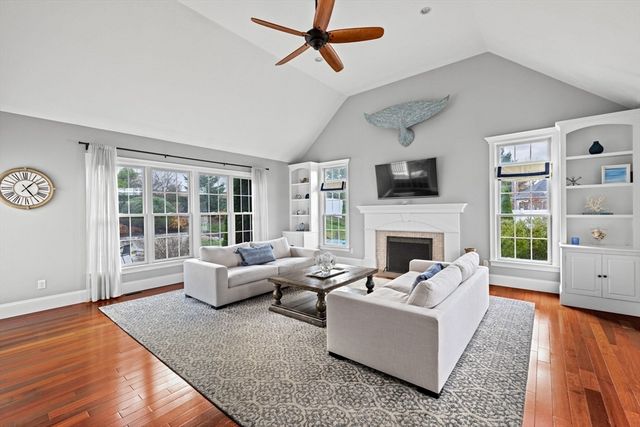 9 Cranberry Ln, Hingham, MA 02043