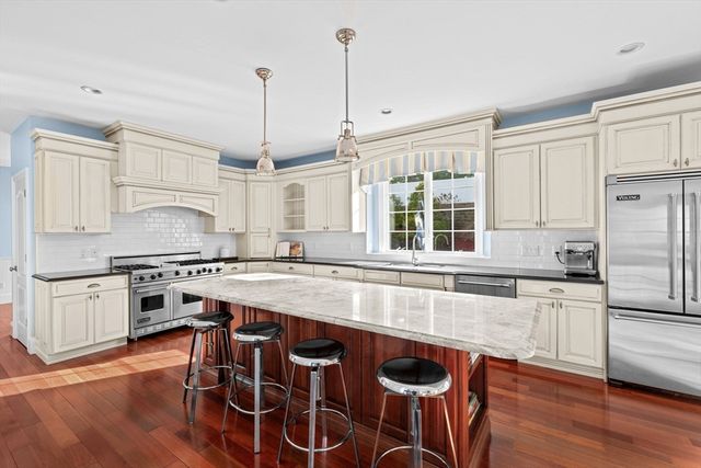 9 Cranberry Ln, Hingham, MA 02043