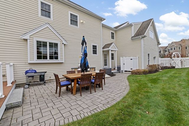 9 Cranberry Ln, Hingham, MA 02043