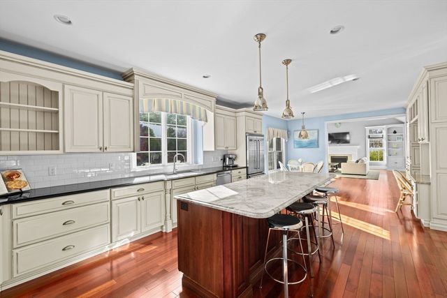 9 Cranberry Ln, Hingham, MA 02043