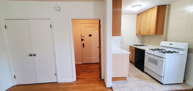 102-35 64th Road 3K, Forest Hills, NY 11375