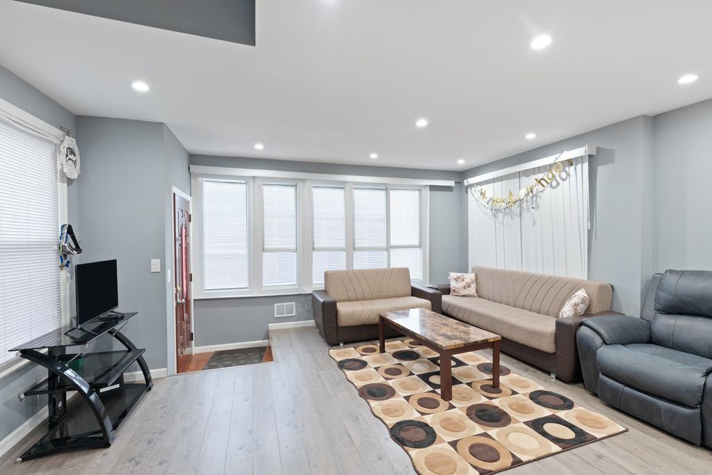 46 EAST 28TH ST, Bayonne, NJ 07002