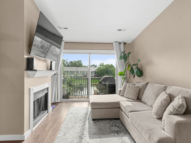 1565 Raymond Drive 203, Naperville, IL 60563