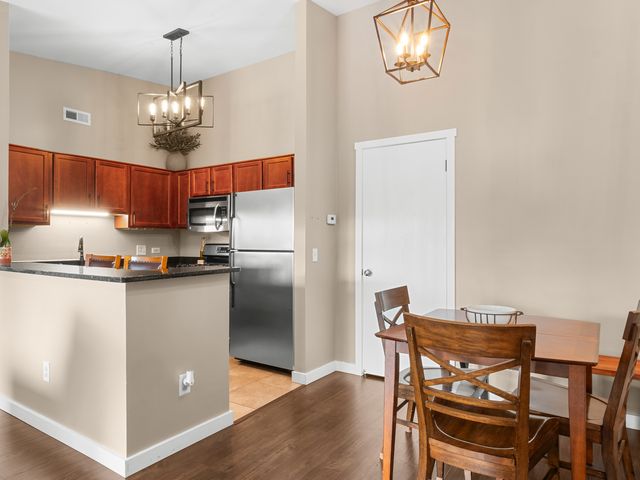 1565 Raymond Drive 203, Naperville, IL 60563
