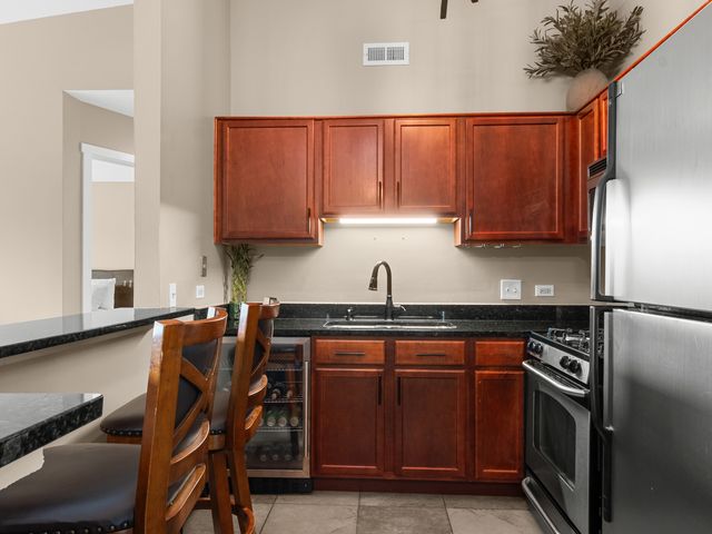 1565 Raymond Drive 203, Naperville, IL 60563