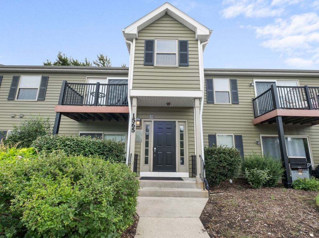 1565 Raymond Drive 203, Naperville, IL 60563
