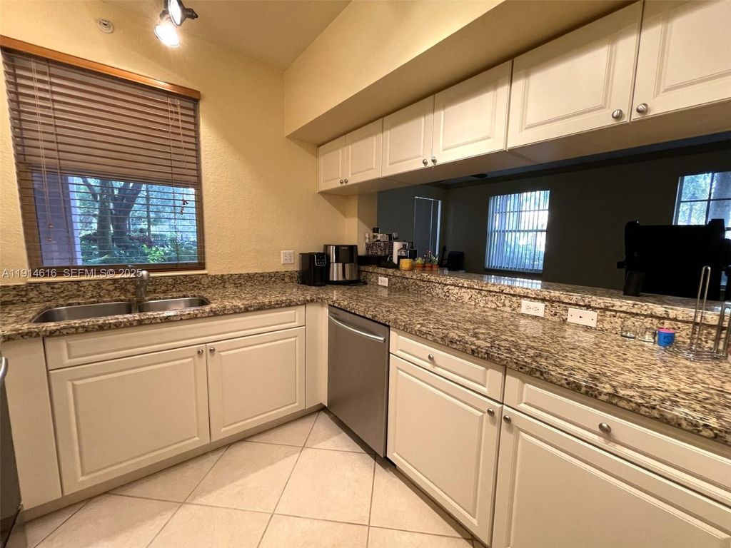 6584 W Sample Rd 6584, Coral Springs, FL 33067