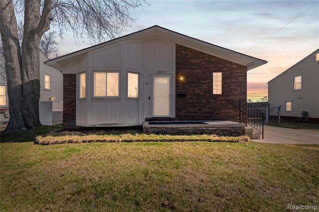 29010 Taylor Street, Saint Clair Shores, MI 48081