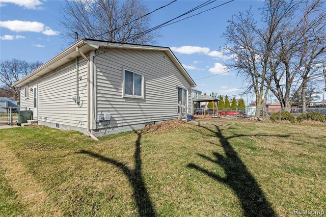 29010 Taylor Street, Saint Clair Shores, MI 48081