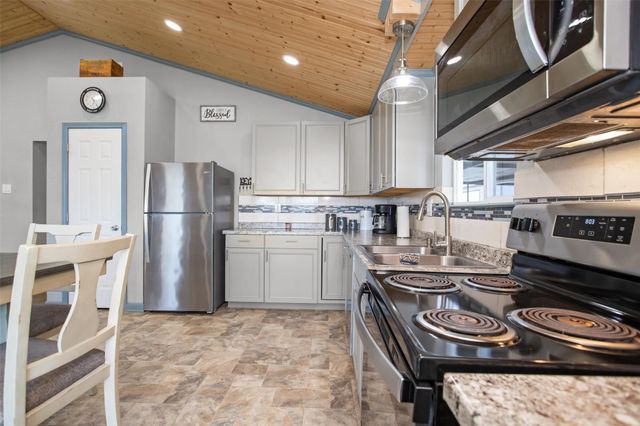 600 Pine Island Cove Road, Grapeland, TX 75844