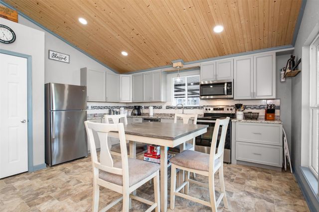 600 Pine Island Cove Road, Grapeland, TX 75844