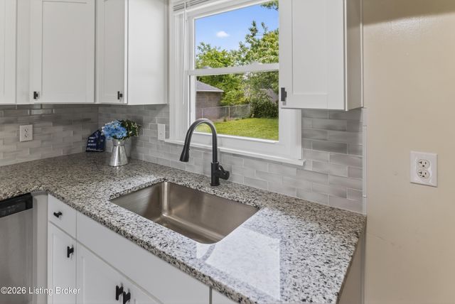 11214 Deering Rd, Louisville, KY 40272