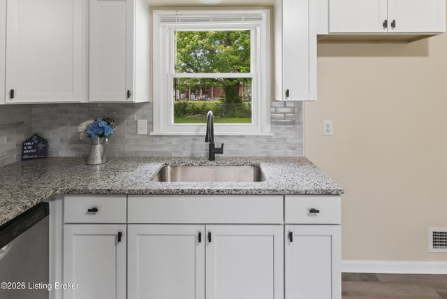 11214 Deering Rd, Louisville, KY 40272