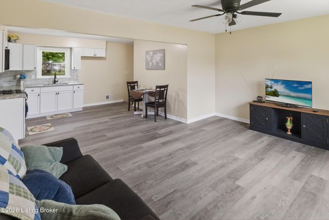 11214 Deering Rd, Louisville, KY 40272