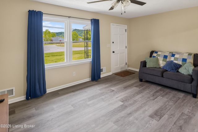11214 Deering Rd, Louisville, KY 40272
