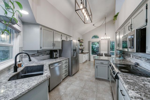 288 W Magill Avenue, Clovis, CA 93612