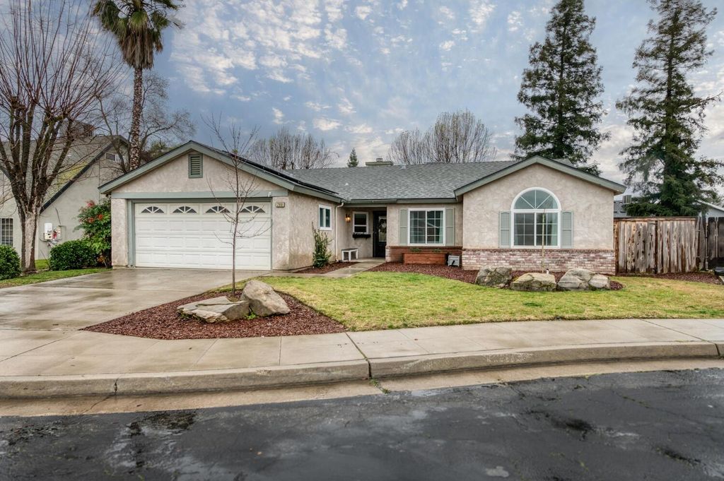 288 W Magill Avenue, Clovis, CA 93612