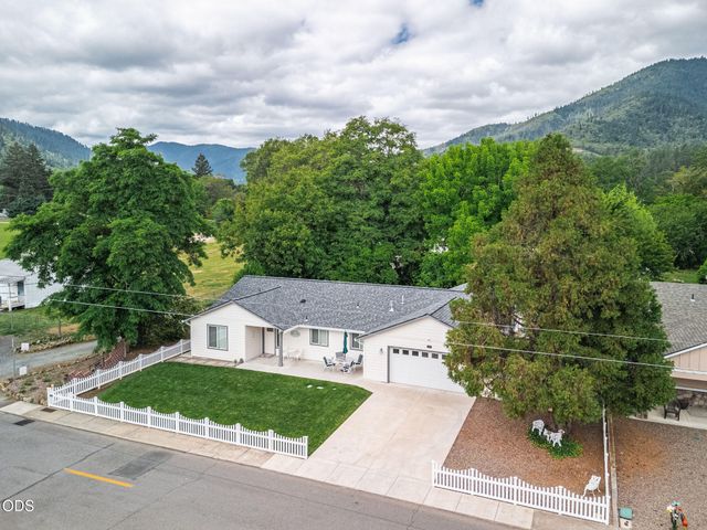 403 Berglund Street, Rogue River, OR 97537
