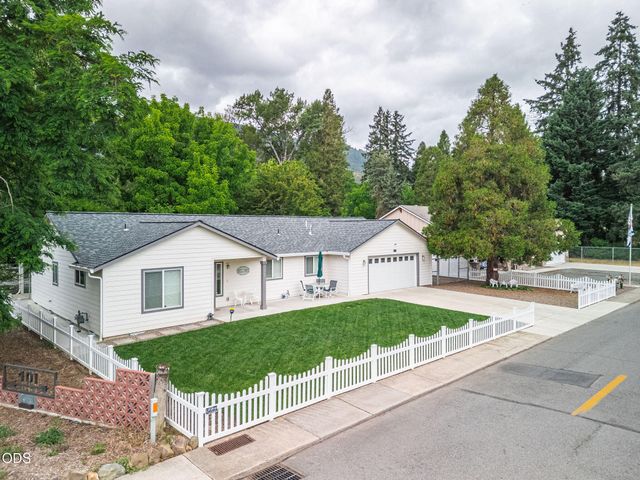 403 Berglund Street, Rogue River, OR 97537