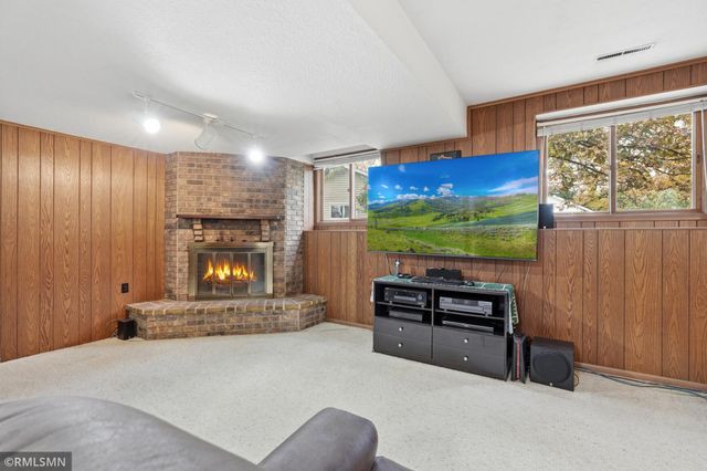 944 Pine View Court, Saint Paul, MN 55119