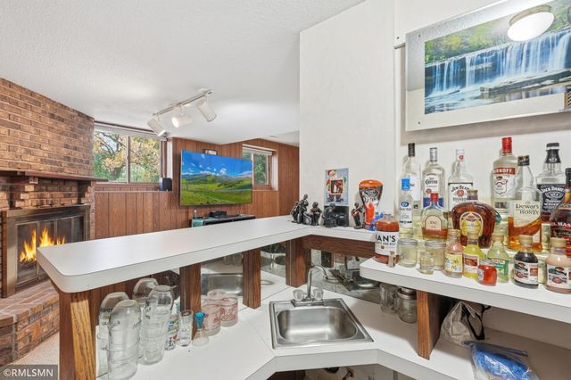 944 Pine View Court, Saint Paul, MN 55119