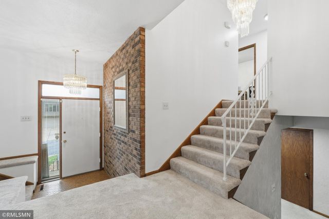 944 Pine View Court, Saint Paul, MN 55119