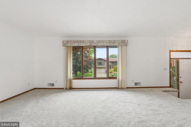 944 Pine View Court, Saint Paul, MN 55119