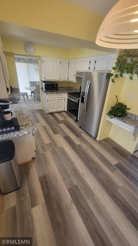 944 Pine View Court, Saint Paul, MN 55119