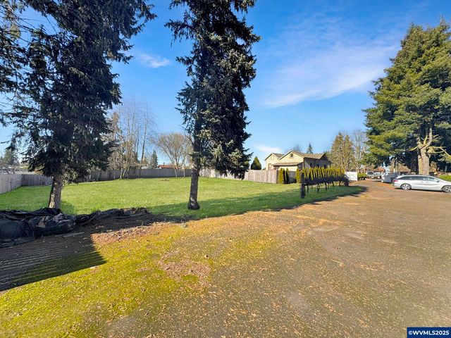 988 E Cleveland St, Woodburn, OR 97071