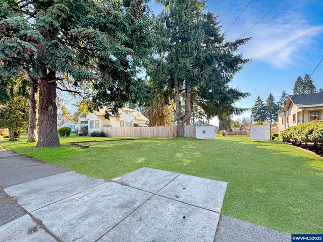 988 E Cleveland St, Woodburn, OR 97071